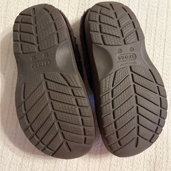 Crocs Women’s 8 / Men’s 6 Brown fuzzy-lined Clogs - Picture 4 of 4
